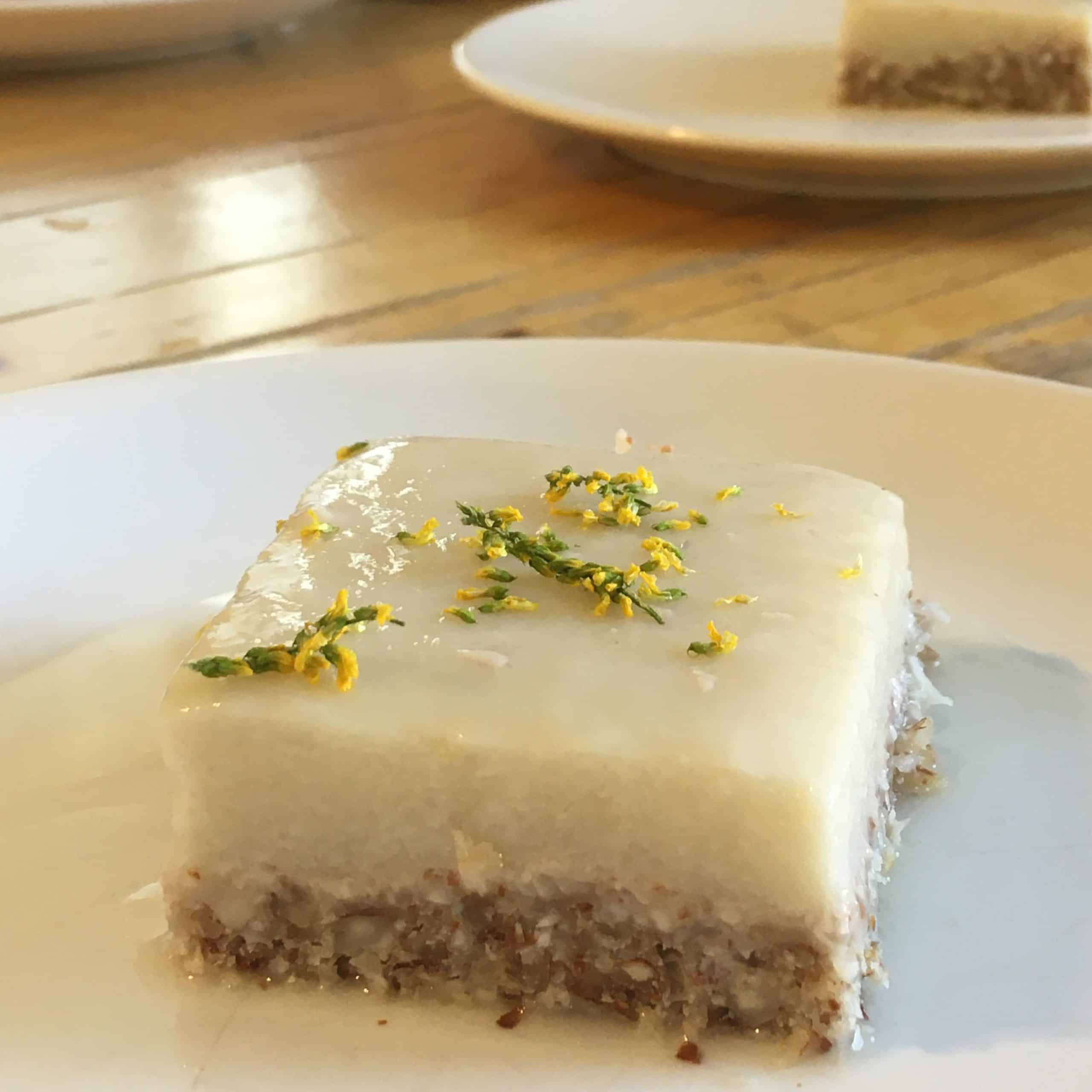 Une part gâteau au mélilot, inspiré de la cuisine crue (raw food), ressemblant à un cheesecake.