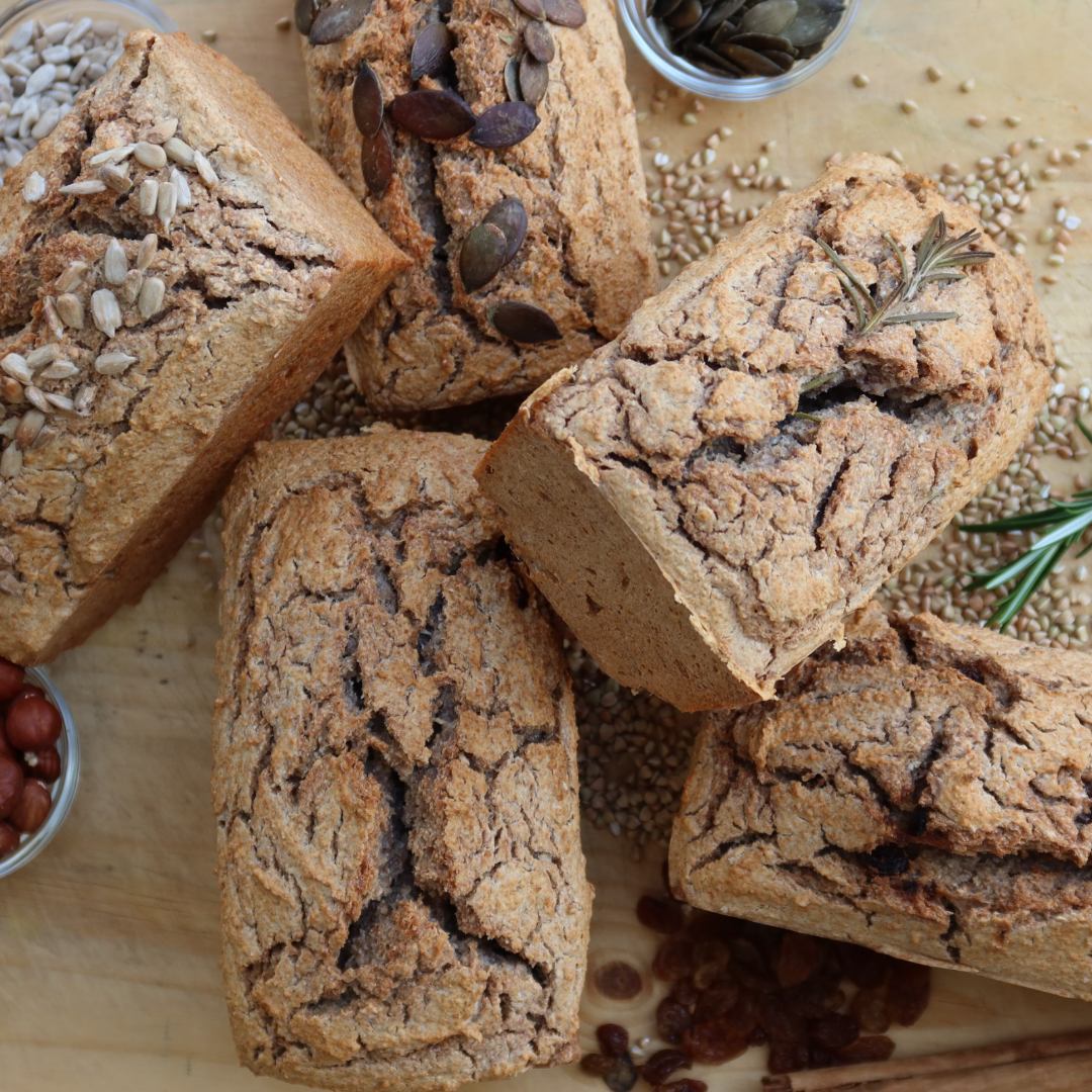 Plusieurs pains de l'Ermite, aux graines, aux tomates séchées, et autres.