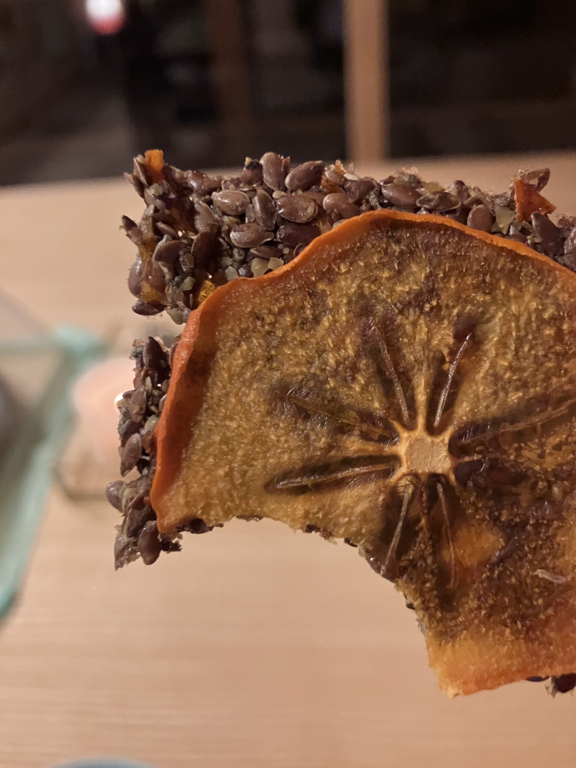 Un cracker cru croqué, au kaki.