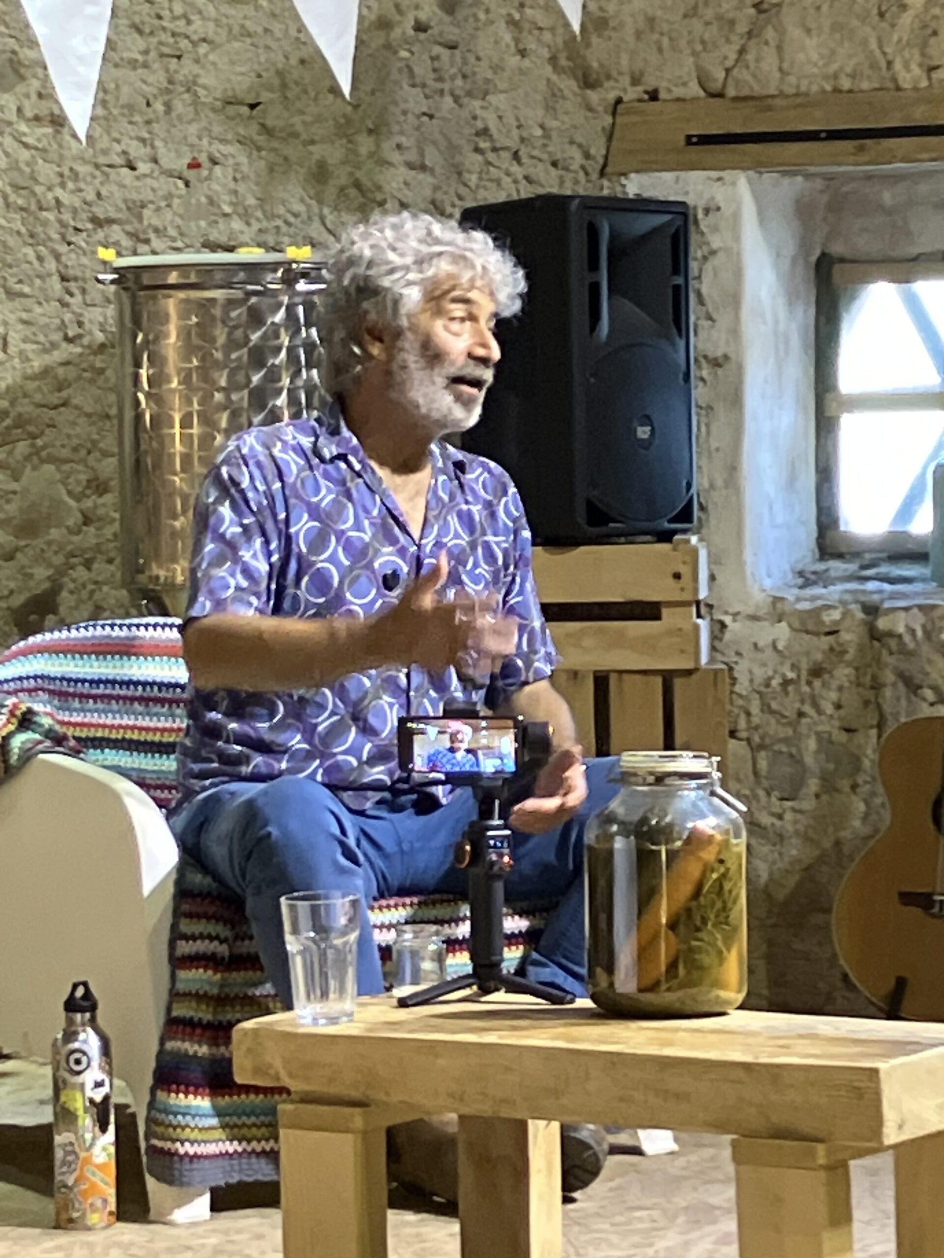 Sandor Katz donnant une conférence sur les fermentations naturelles.
