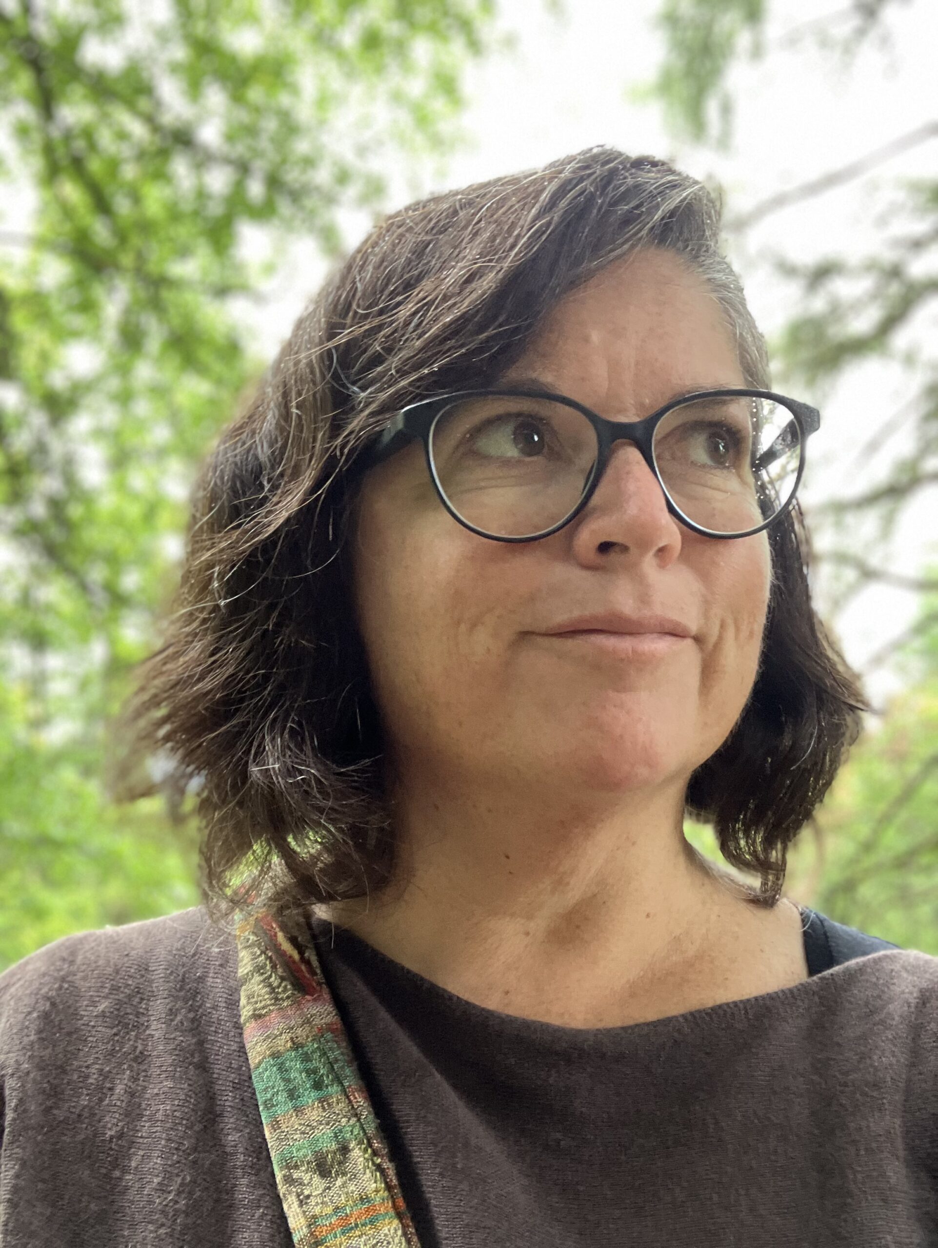 Un portrait de Sylvie Ramel dans la forêt.