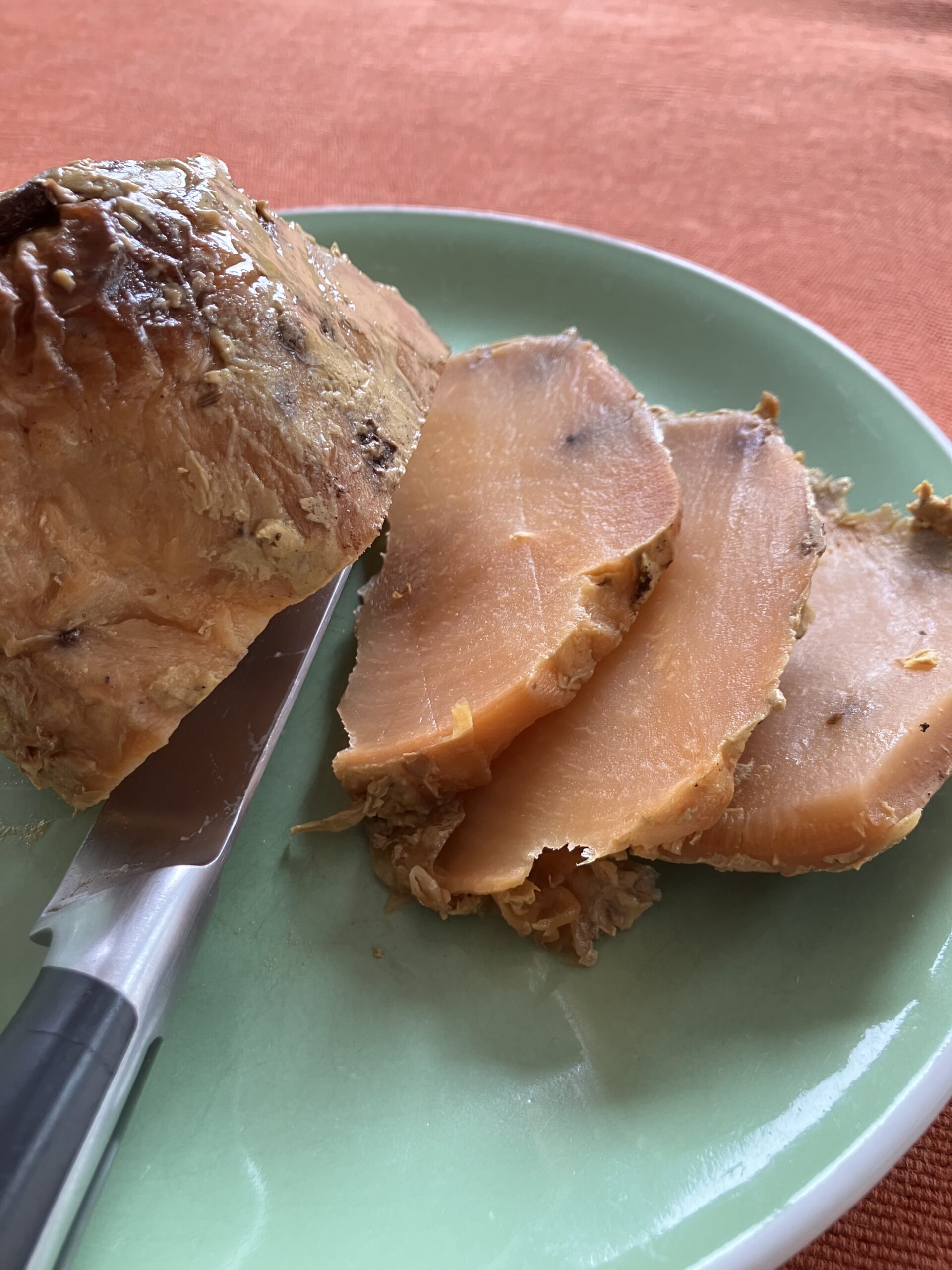 Rutabaga rôti, coupé en tranches.