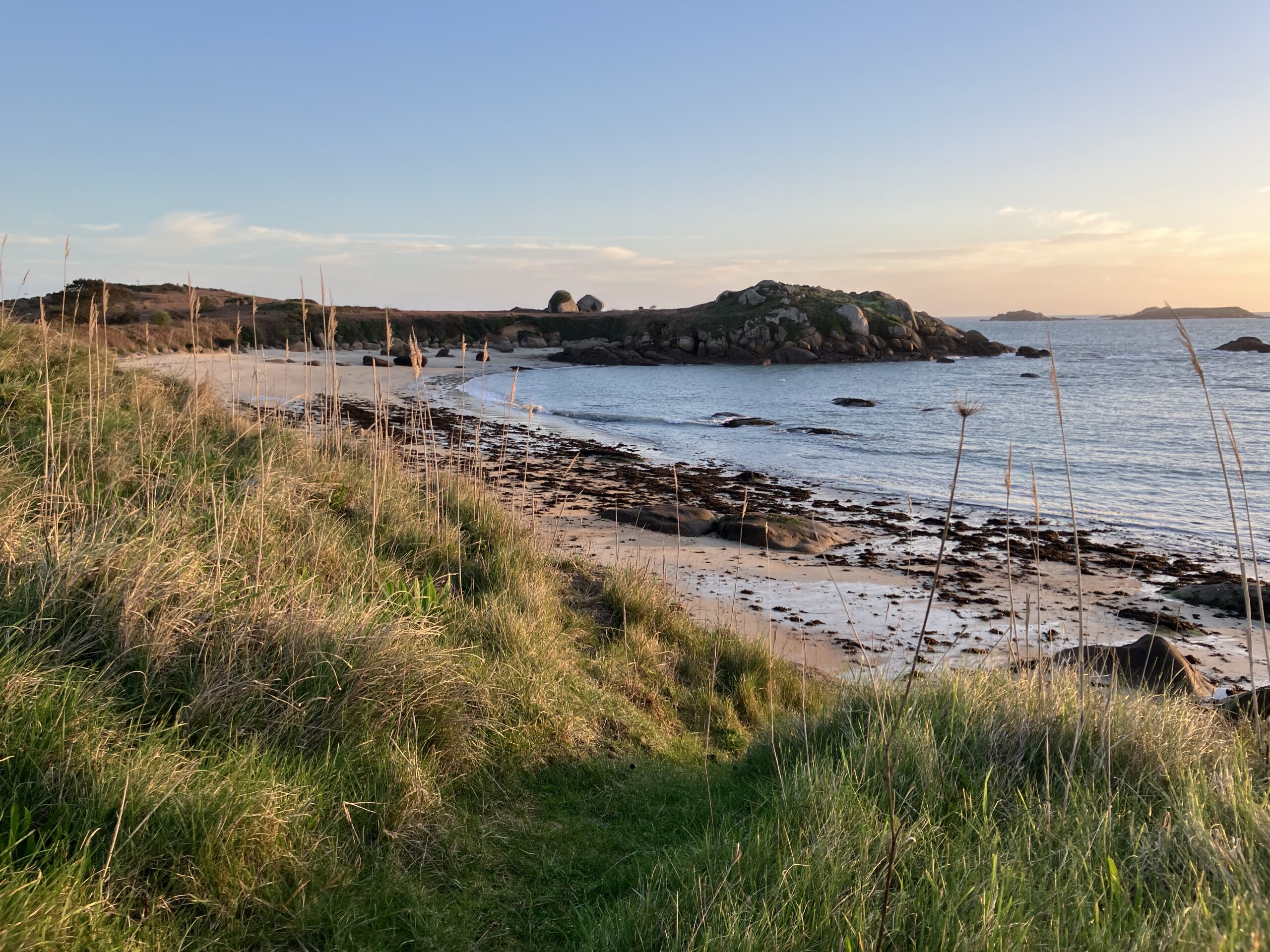 L'estran à marée haute, sur une île bretonne.