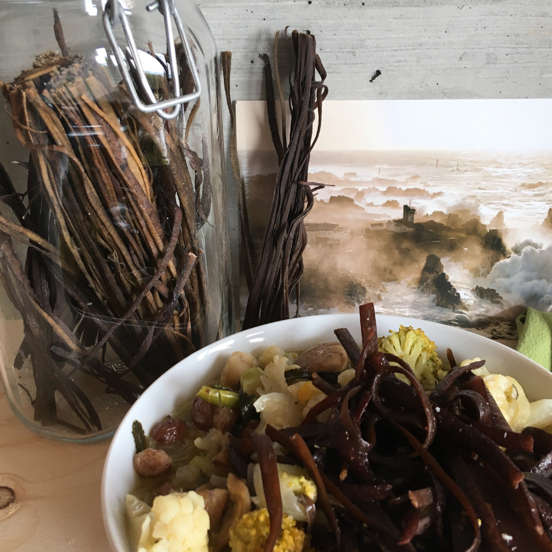 Haricots de mer secs dans un bocal, et cuisiné dans une assiette.