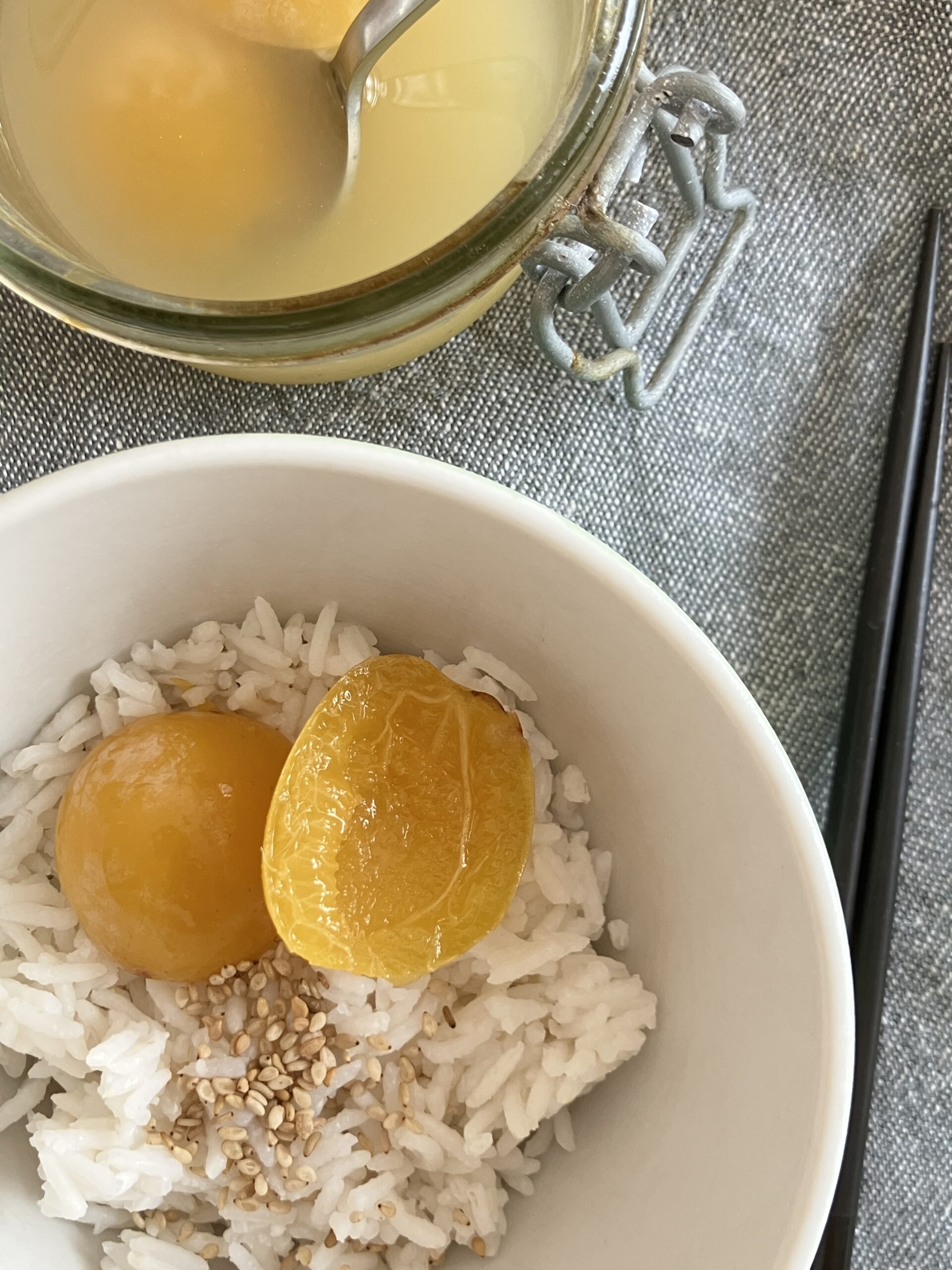 Des mirabelles en saumures, sur un bol de riz basmati.